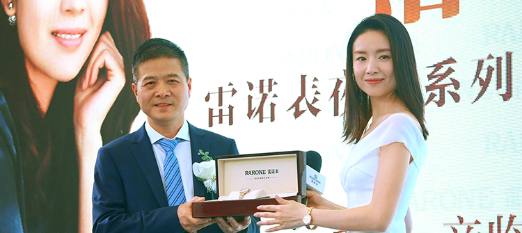 董潔助陣?yán)字Z表廣西南寧夜色系列新品發(fā)布會(huì)